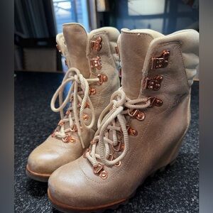 Sorel Leather Conquest Wedge Holiday Rose Gold SZ 7